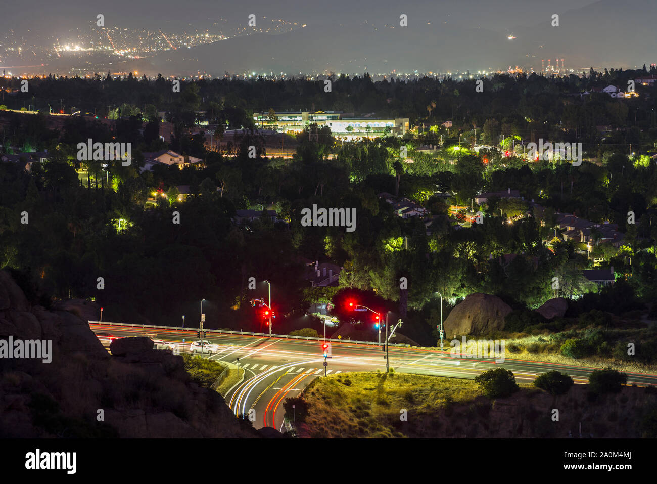 Vista notturna di Topanga Canyon Blvd a Santa Susana Pass Road nella valle di San Fernando zona di Los Angeles, California. Foto Stock