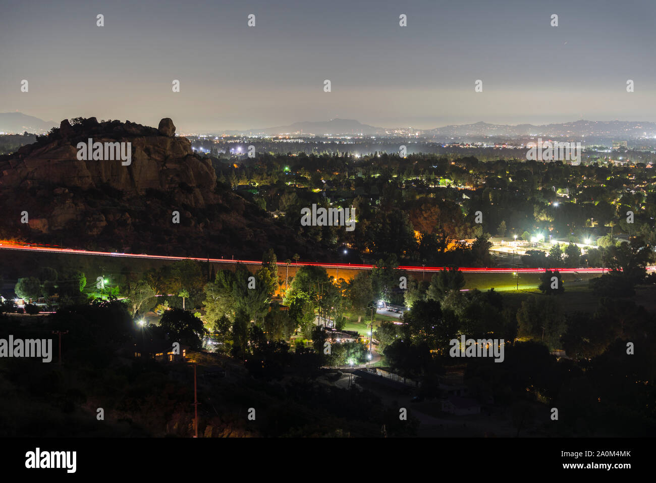 Vista notturna della Valle di San Fernando, Topanga Canyon Blvd e Stoney Point Park e a Los Angeles, California. Foto Stock