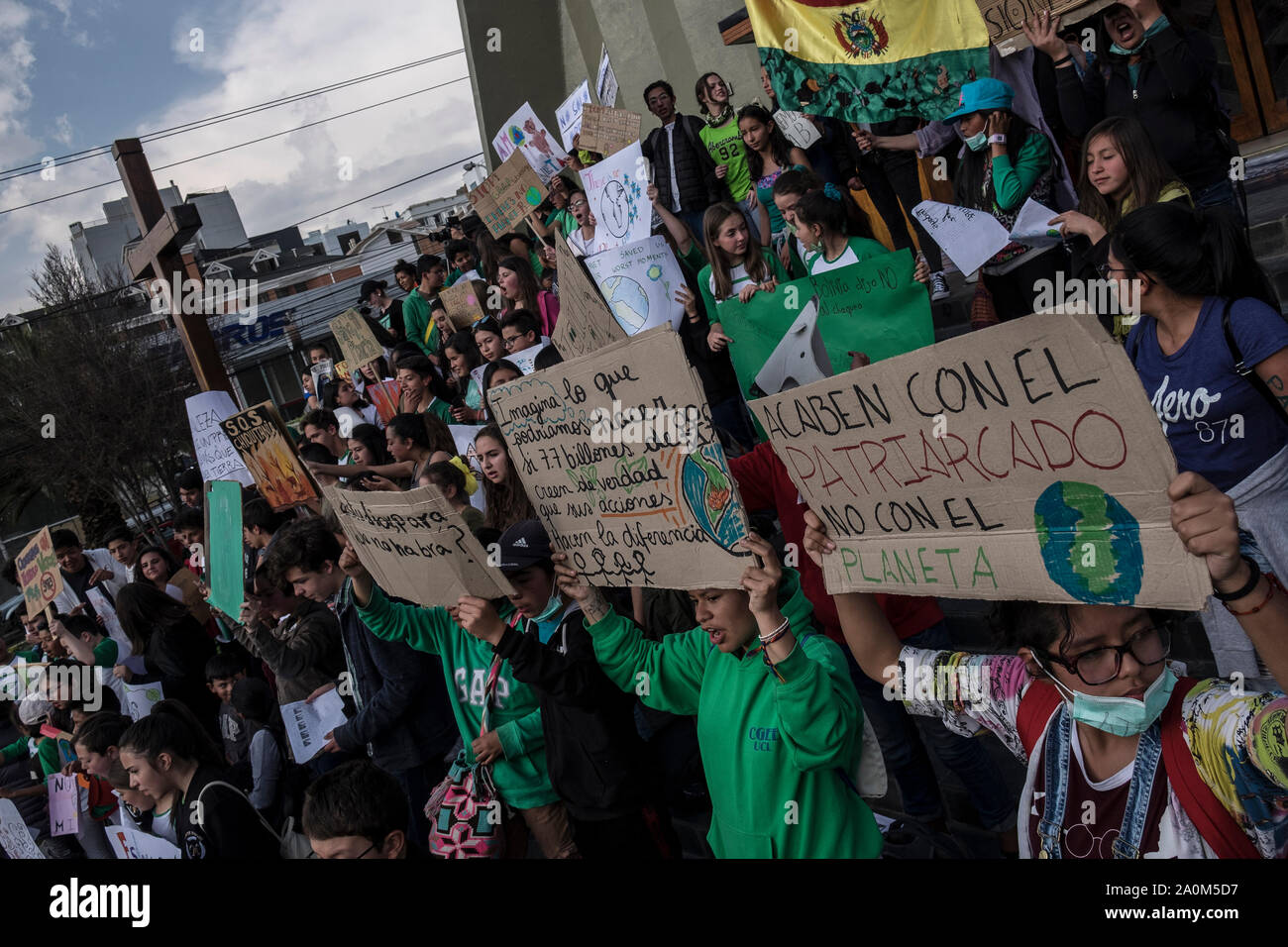 La Paz in Bolivia. Xx Settembre, 2019. I bambini tenere posters durante lo sciopero "Venerdì per il futuro". Anche in Bolivia, foreste masterizzare nelle pianure della regione Chiquitanía vicino al confine con il Brasile e il Paraguay. Numerosi manifestanti seguire la chiamata del movimento il venerdì per il futuro e vogliono lottare per di più la protezione del clima. Credito: Marcelo Pérez del Carpio/dpa/Alamy Live News Foto Stock