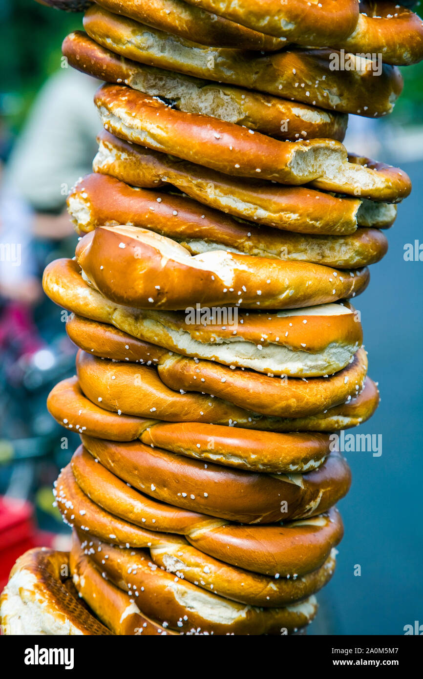 Bocconcini di pane venduto per strada a Berlino Germania Foto Stock