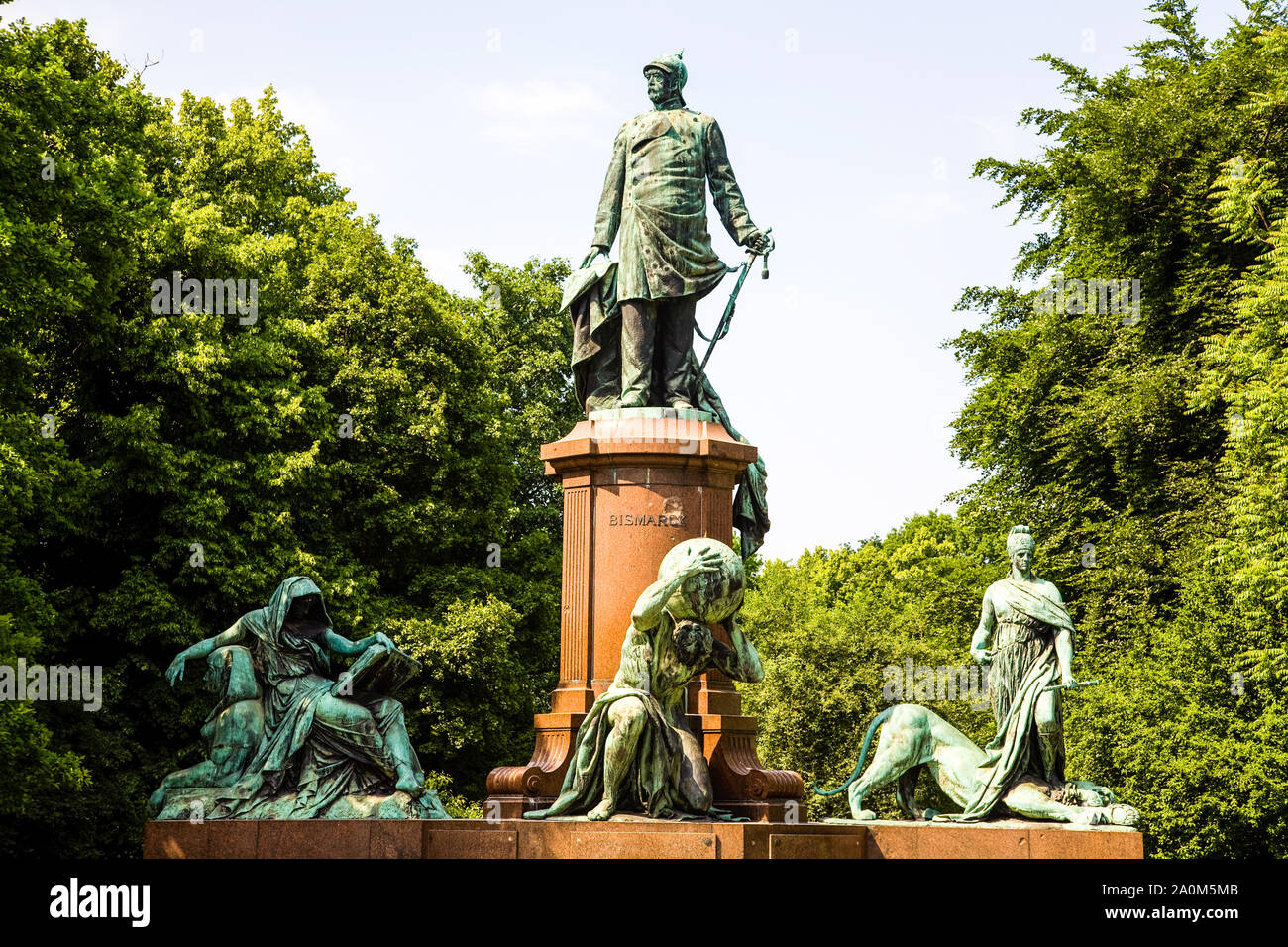 Statua di eroe di guerra Otto von Bismarck si erge a Grober Stern a Berlino Germania Foto Stock