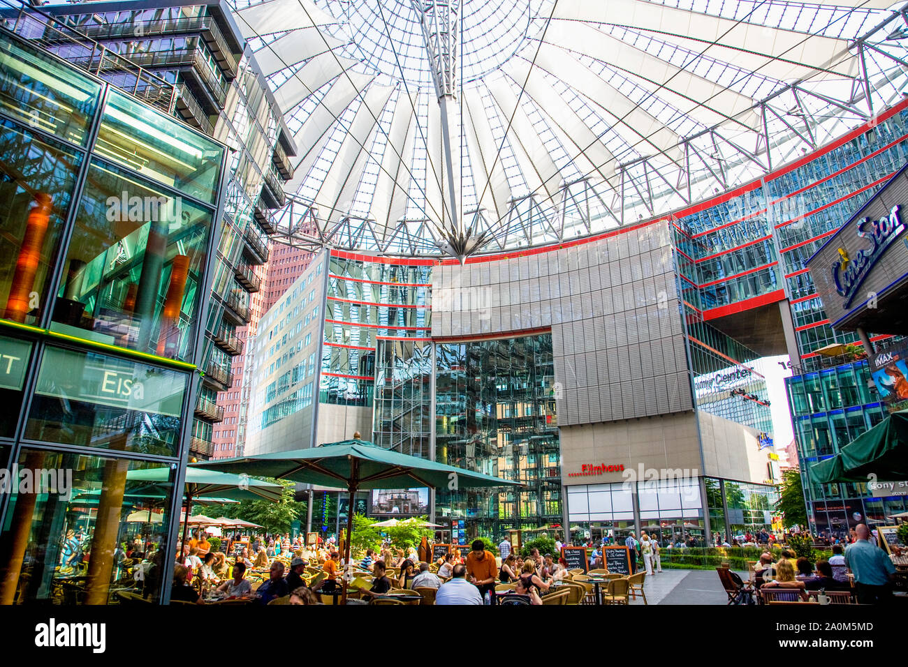 Il Sony Centre è un popolare cafe e intrattenimenti a Berlino Germania Foto Stock
