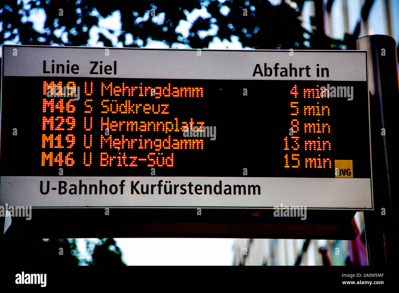 Segno presso la fermata degli autobus che mostra il tempo fino a quando il prossimo bus su varie linee. Berlino Germania Foto Stock