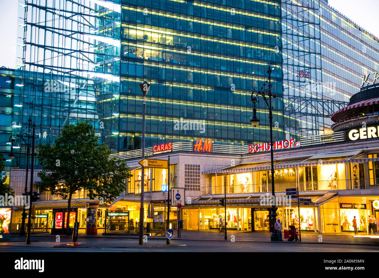 Il famoso quartiere dello shopping di Kurfürstendamm di Berlino Germania Foto Stock