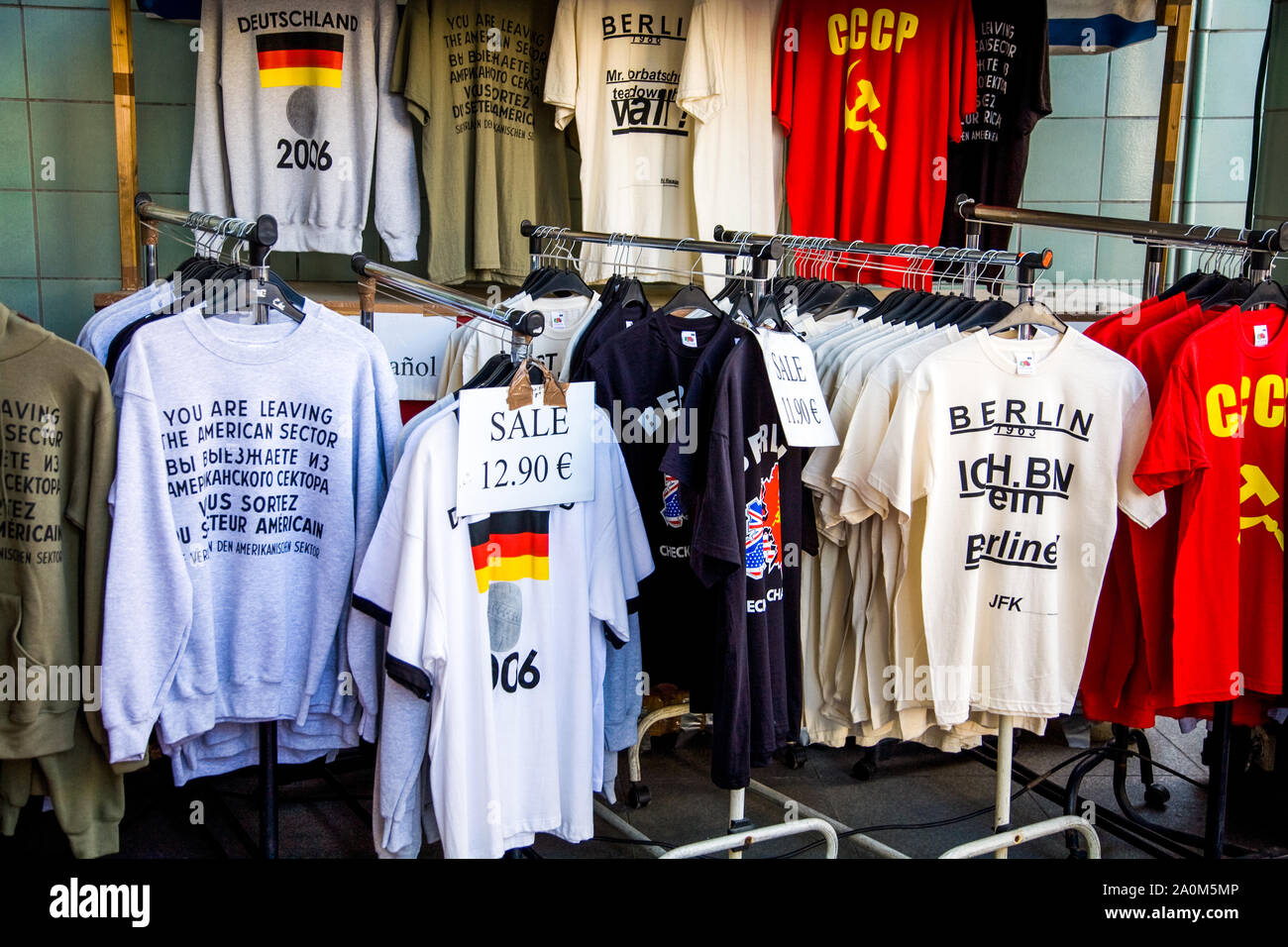 Varie guerra fredda e il turista gli articoli in vendita vicino al Checkpoint Charlie Berlino Germania Foto Stock