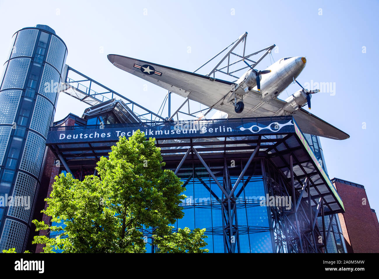 Un Douglas C-47 si siede sul tetto del Deutsches Technikmuseum a Berlino Germania Foto Stock