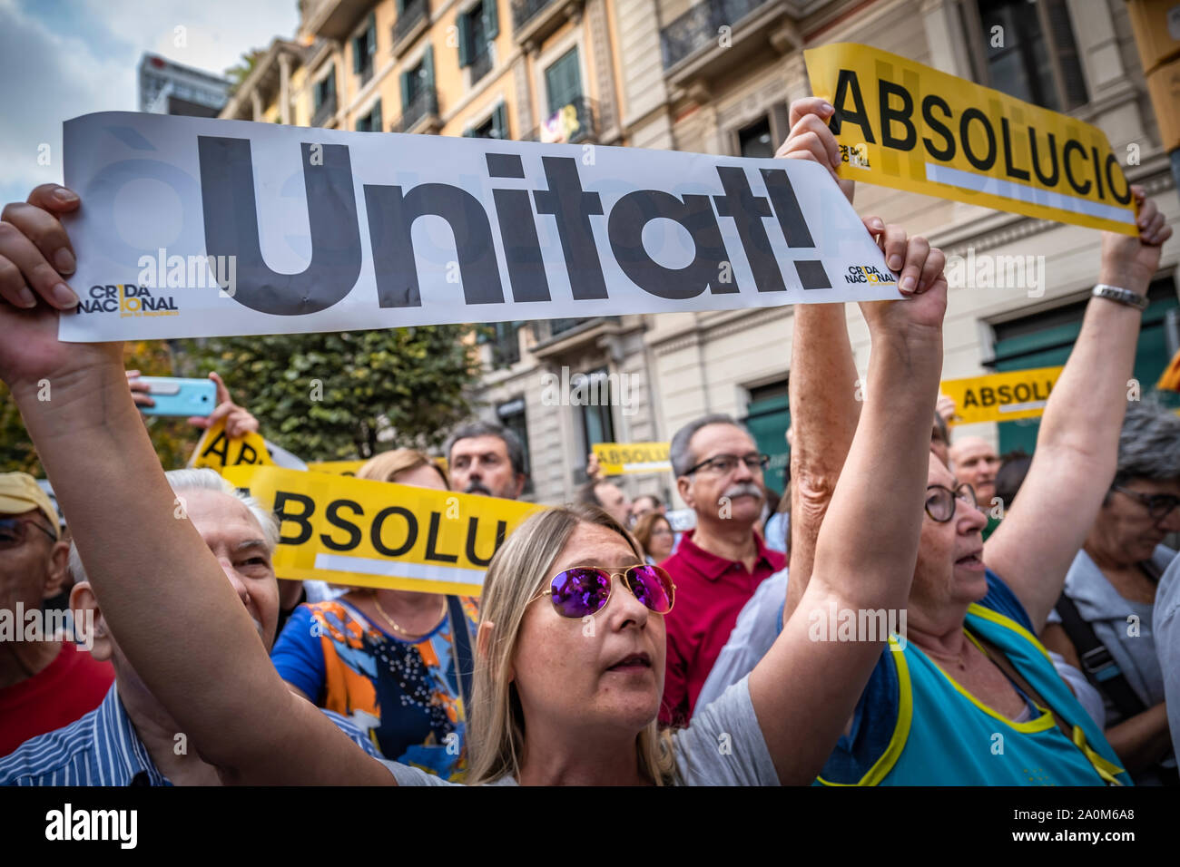 Barcellona, Spagna. Xx Settembre, 2019. Un manifestante detiene una targhetta chiamando per l unità di tutti indipendenti le forze politiche durante la dimostrazione.convocato dall'entità culturale 'mnium centinaia di persone ricordare il 20-N due anni fa quando la Guardia civile spagnola di polizia, registrato la sede dell'economia della Catalogna. Il 20-N concentrazioni erano parte di accusa nel processo del catalano politici attualmente in carcere e ancora in attesa di una sentenza di condanna penale. Credito: SOPA Immagini limitata/Alamy Live News Foto Stock