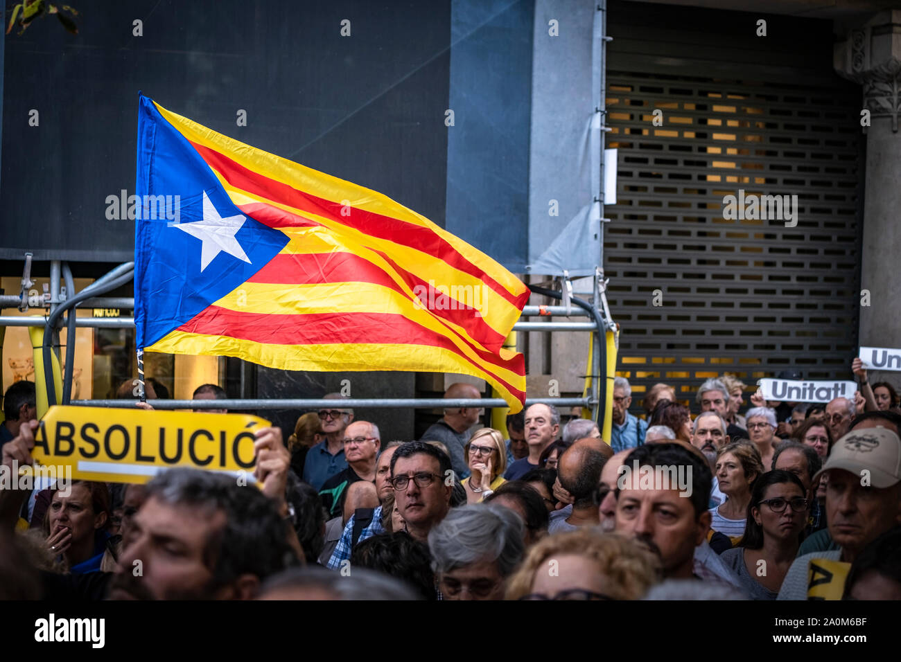 Barcellona, Spagna. Xx Settembre, 2019. Una bandiera per l' indipendenza della Catalogna si vede in mezzo alla folla durante la dimostrazione.convocato dall'entità culturale 'mnium centinaia di persone ricordare il 20-N due anni fa quando la Guardia civile spagnola di polizia, registrato la sede dell'economia della Catalogna. Il 20-N concentrazioni erano parte di accusa nel processo del catalano politici attualmente in carcere e ancora in attesa di una sentenza di condanna penale. Credito: SOPA Immagini limitata/Alamy Live News Foto Stock