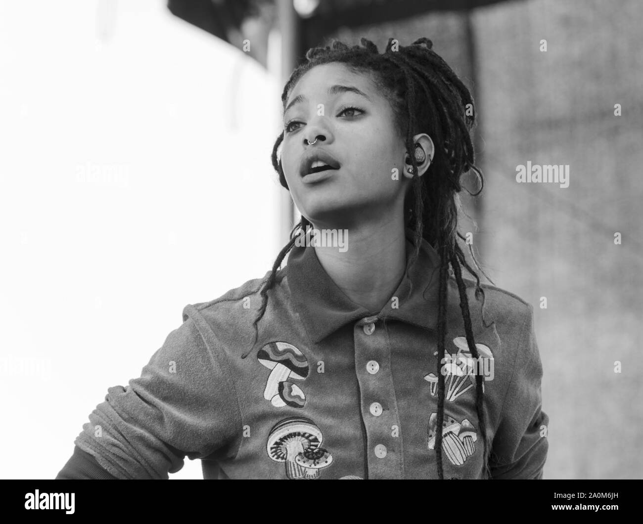 New York, NY - Settembre 20, 2019: Willow Smith esegue sul palco durante il clima di NYC Strike rally e dimostrazione a Battery Park Foto Stock