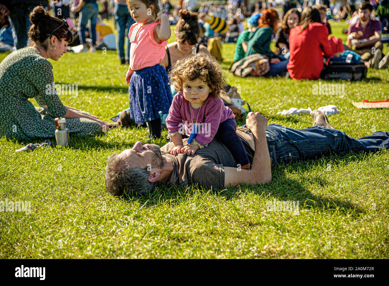 Città di Edimburgo, Regno Unito. Xx Settembre, 2019. Un padre gioca con la sua figlia durante la protesta.migliaia di genitori e studenti hanno preso parte in marzo a Edimburgo come parte del clima globale movimento di sciopero dopo una serie di incontri rocciosa prima con la polizia in Scozia e membri della città di consiglio di Edimburgo che ha visto le minacce di arresti compiuti verso un 15-anno-vecchio. Credito: SOPA Immagini limitata/Alamy Live News Foto Stock