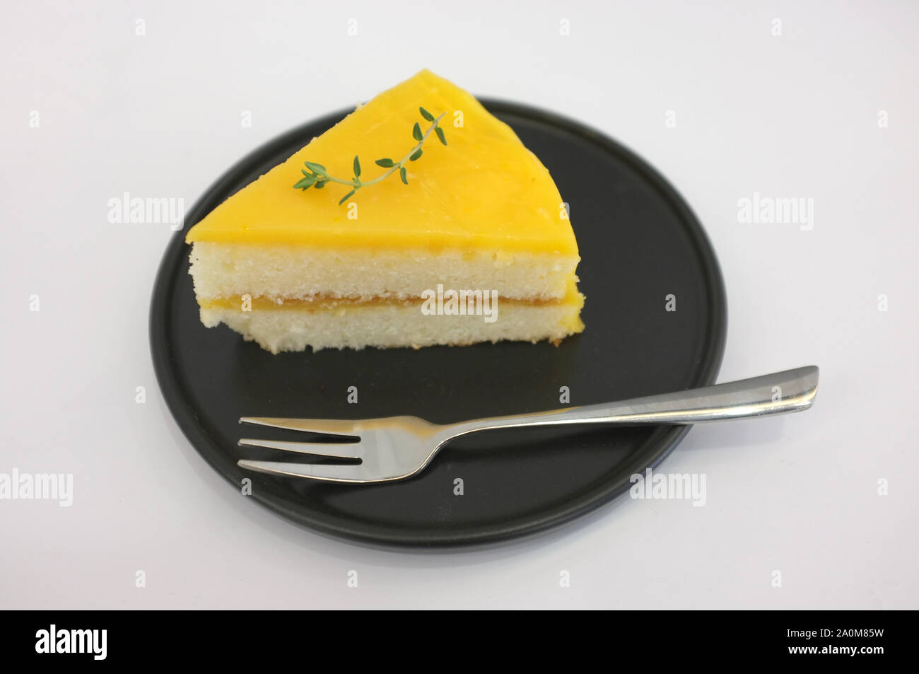 Mousse torta arancione sul piatto nero . Foto Stock