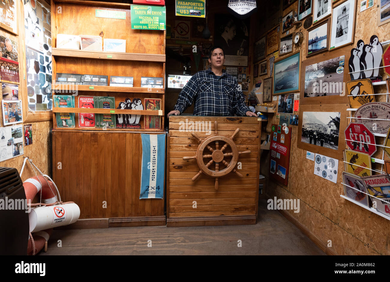 Ushuaia, Argentina - 28 Marzo 2019: all'interno del post office, egli è responsabile dell ufficio situato alla fine del mondo dove i turisti venuti per inviare Foto Stock