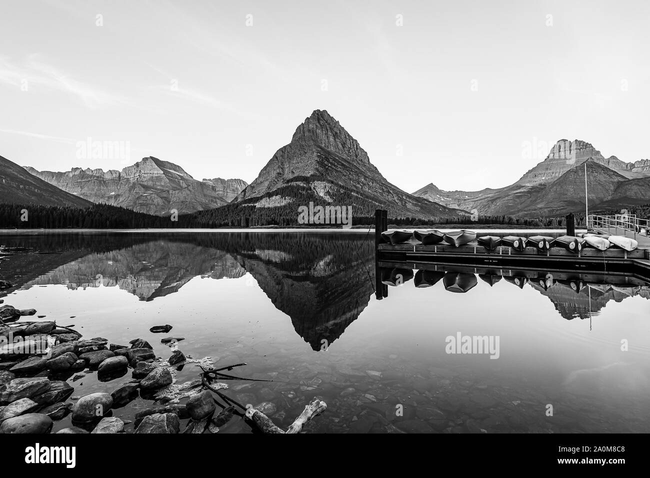 Lago Swiftcurrent all'alba, e il Parco Nazionale di Glacier Foto Stock