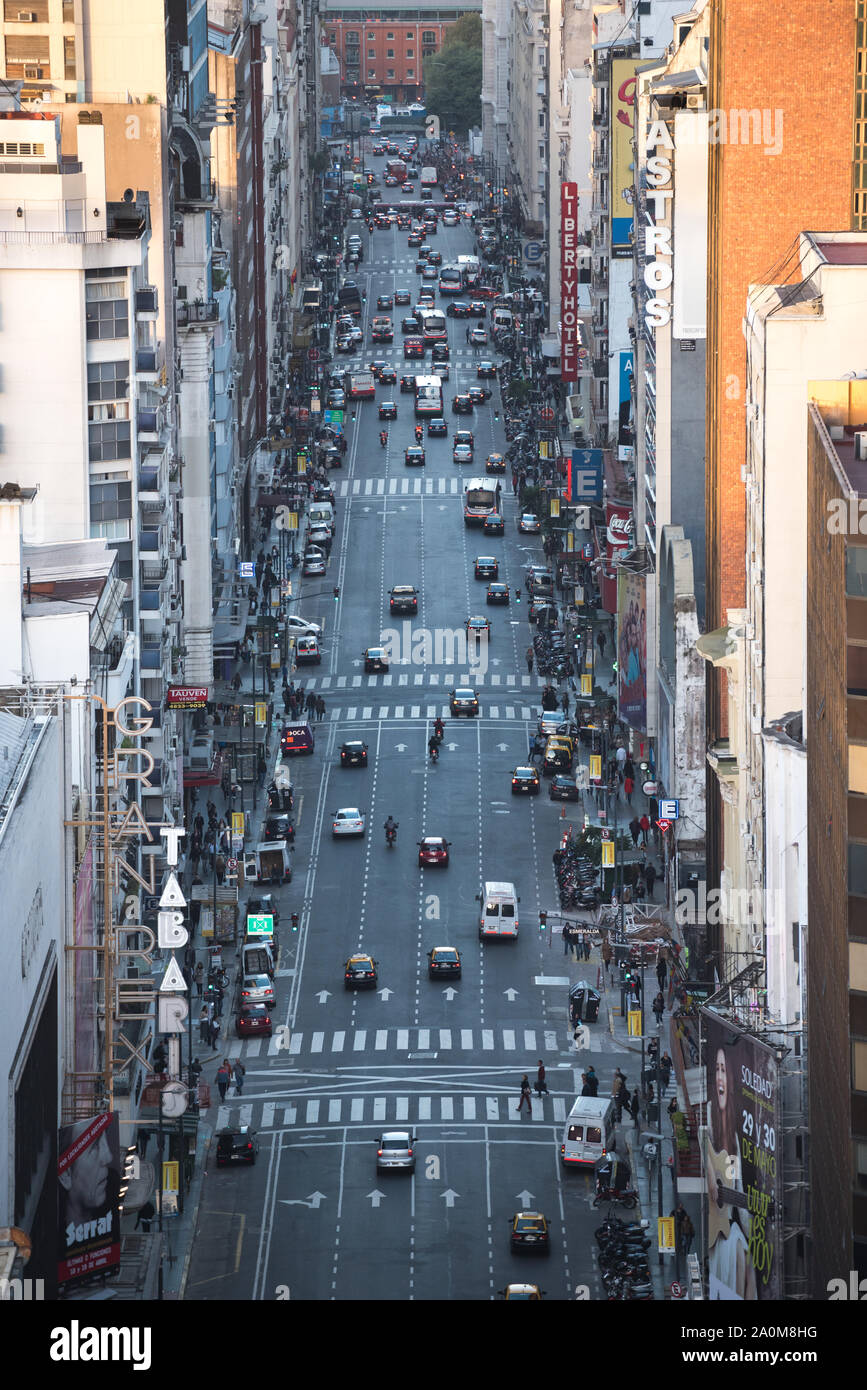 Buenos Aires, Argentina - 4 Maggio 2015: Rush Hour, metrobus e il traffico sul sreets della città di Buenos Aires. Questa foto mostra la 9 de Julio Avenue. Foto Stock