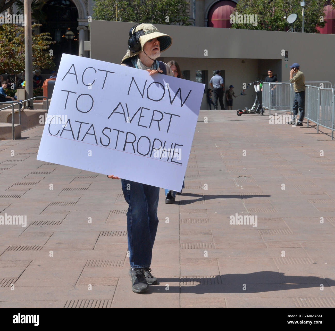 Los Angeles, Stati Uniti. Xx Settembre, 2019. Centinaia di marzo dal Pershing Square a City Hall come parte del clima globale sciopero a Los Angeles il Venerdì, 20 settembre 2019. Il clima globale sciopero settimana di azione con scioperi in tutto il mondo dovrebbe smettere di 'business come di consueto' nel volto di 'l'emergenza climatica. Foto di Jim Ruymen/UPI Credito: UPI/Alamy Live News Foto Stock