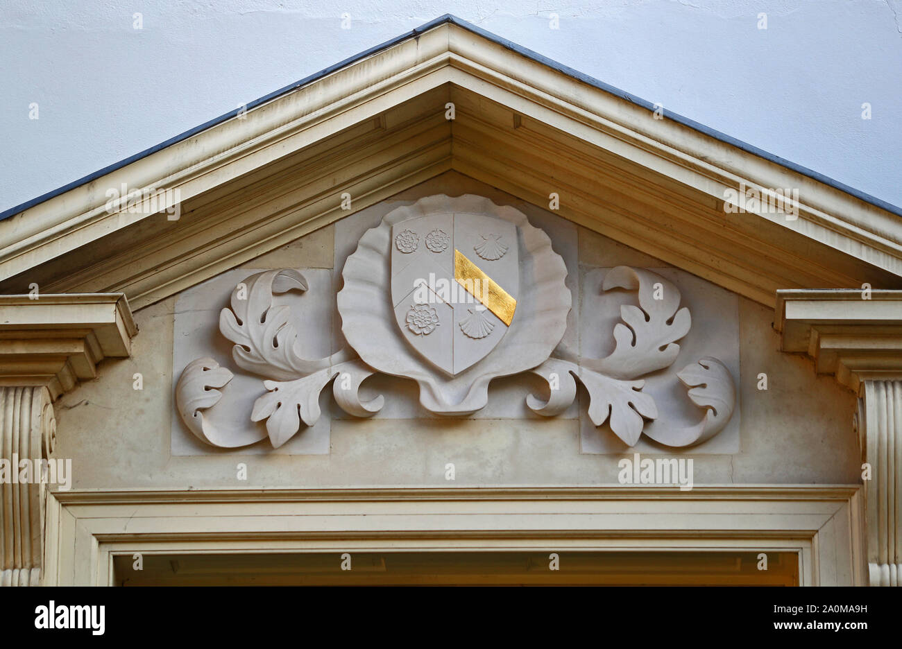Wadham ha college cresta sopra la porta alla Holywell music room di Oxford Inghilterra il più antico appositamente costruito concert hall in Europa costruito nel 1748 Foto Stock