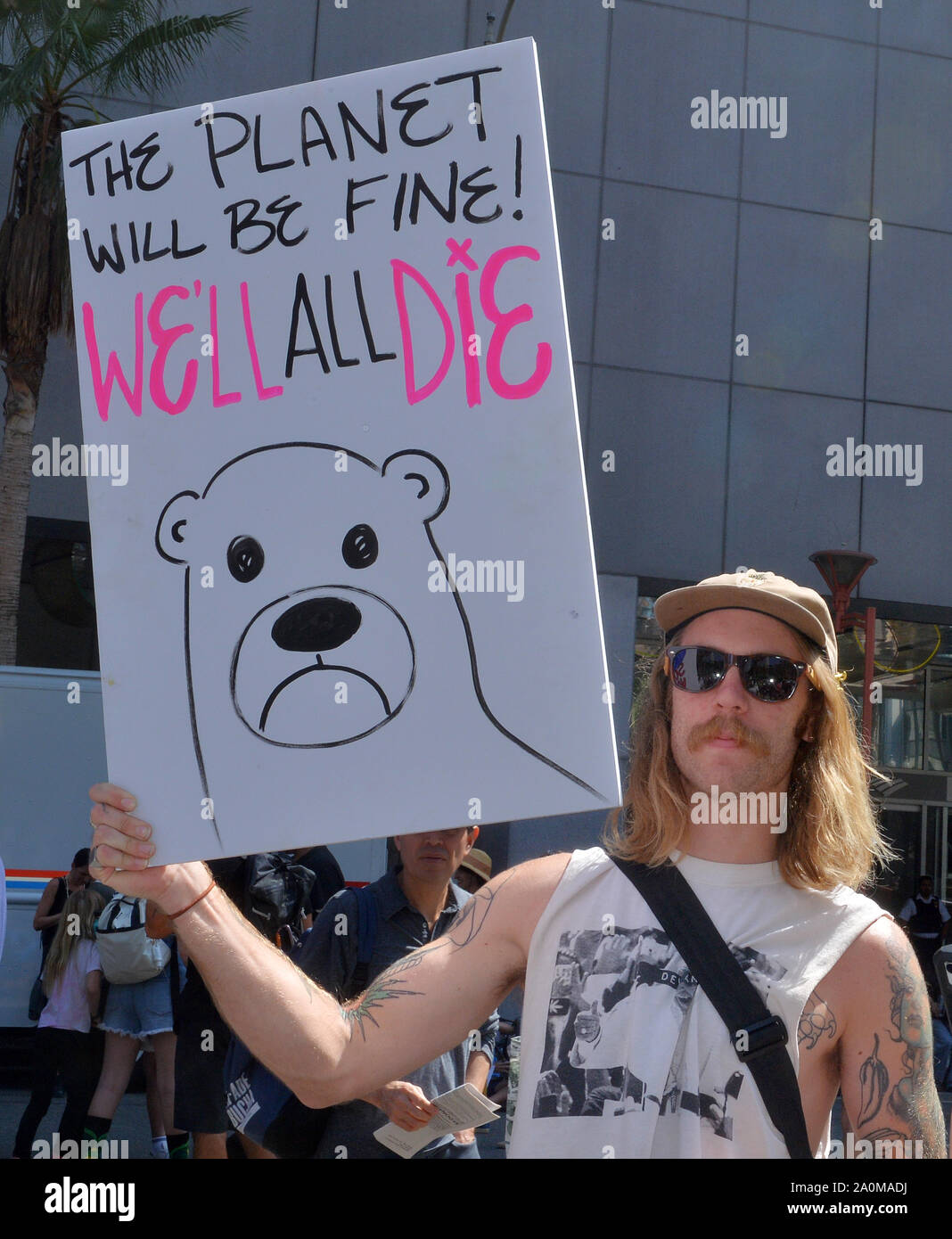 Los Angeles, Stati Uniti. Xx Settembre, 2019. Centinaia di marzo dal Pershing Square a City Hall come parte del clima globale sciopero a Los Angeles il Venerdì, 20 settembre 2019. Il clima globale sciopero settimana di azione con scioperi in tutto il mondo dovrebbe smettere di 'business come di consueto' nel volto di 'l'emergenza climatica. Foto di Jim Ruymen/UPI Credito: UPI/Alamy Live News Foto Stock