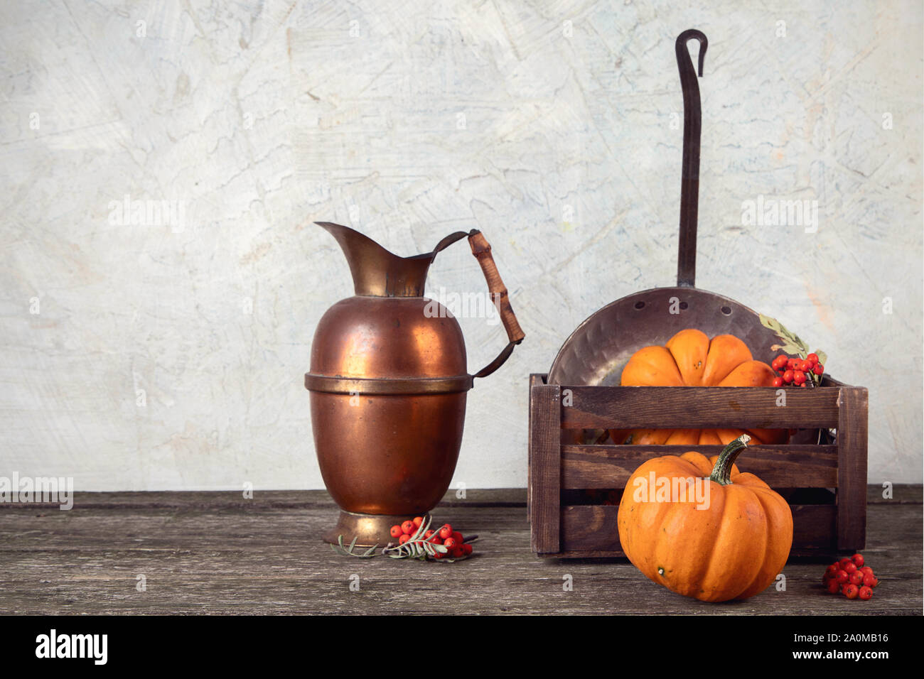 In autunno la cucina stagionale concetto con zucche e utensili da cucina. Vista anteriore con spazio di copia Foto Stock