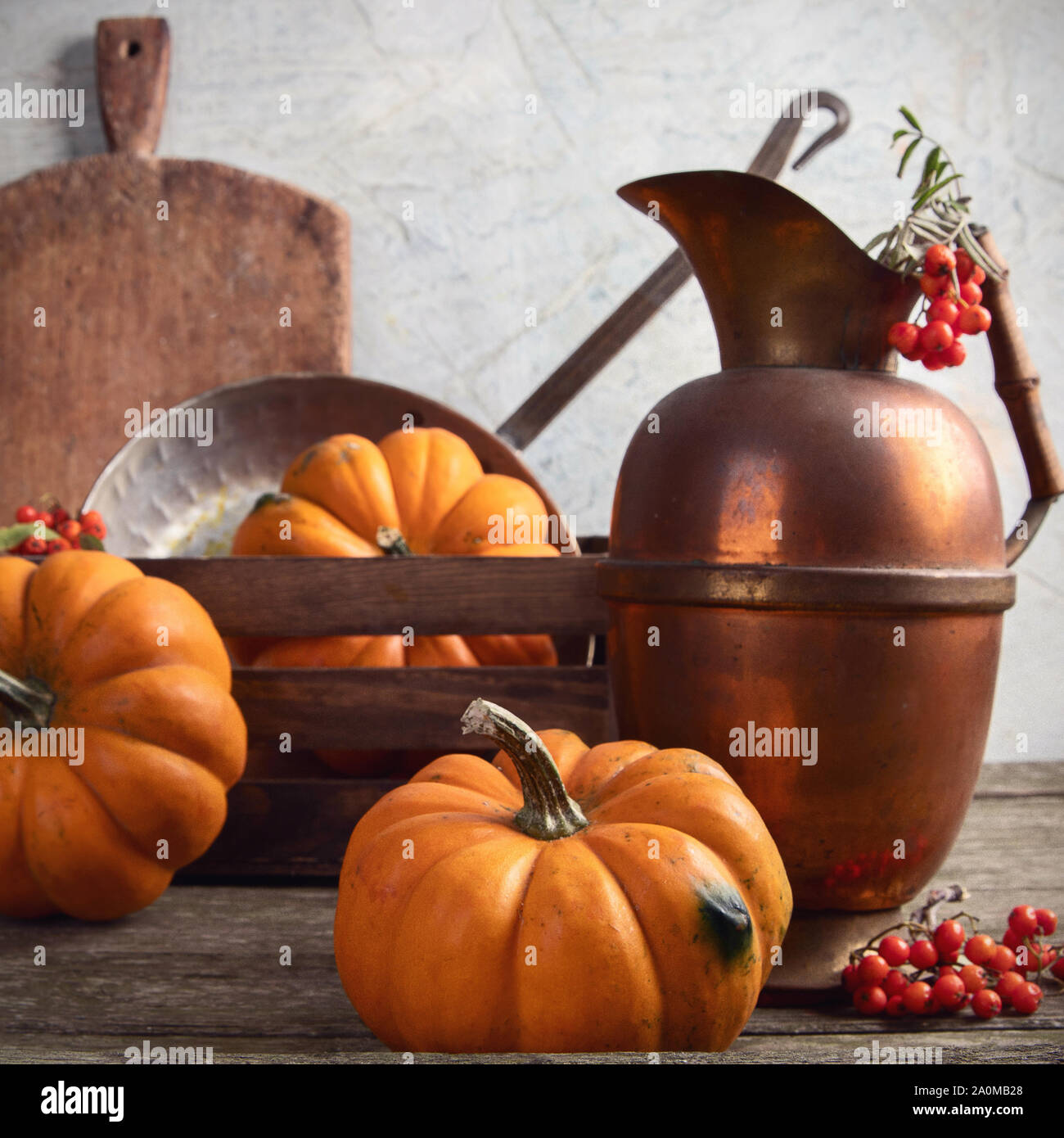 In autunno la cucina stagionale concetto con zucche e utensili da cucina. Vista frontale Foto Stock
