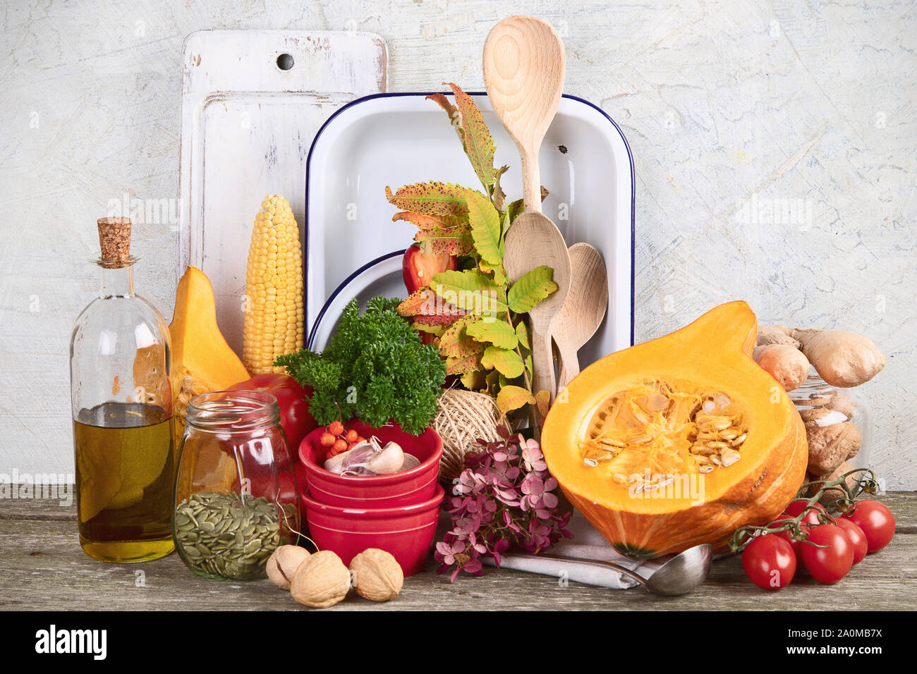 Vegetariano sano rientrano la cottura del cibo sullo sfondo. In autunno la cucina stagionale concept Foto Stock