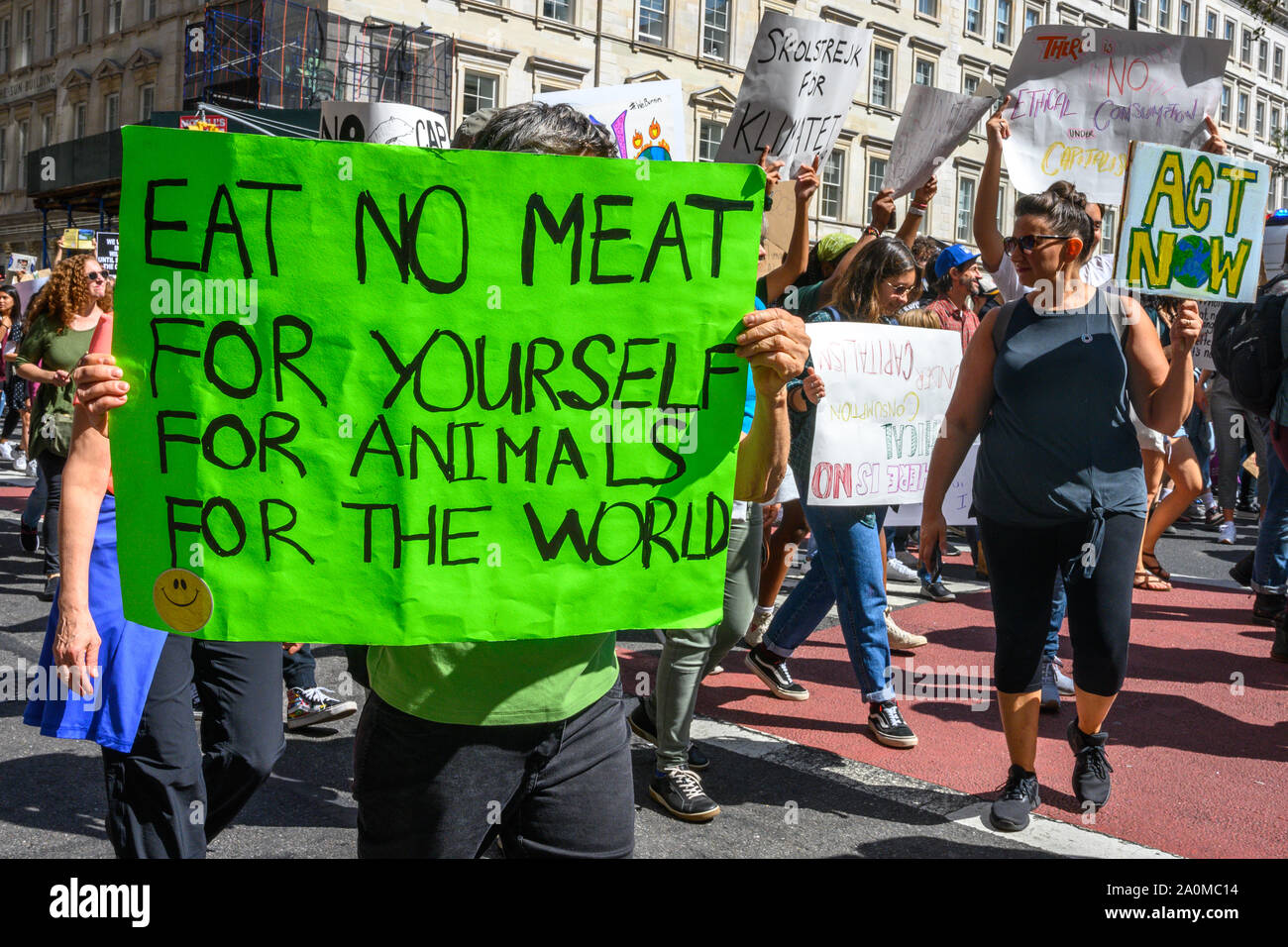 New York, Stati Uniti d'America, 20 settembre 2019. Persone marzo attraverso il centro cittadino di New York City durante un clima sciopero rally, come le decine di migliaia di persone hanno aderito alla protesta globale per chiedere un intervento immediato per la lotta contro il cambiamento climatico. Credito: Enrique Shore/Alamy Live News Foto Stock