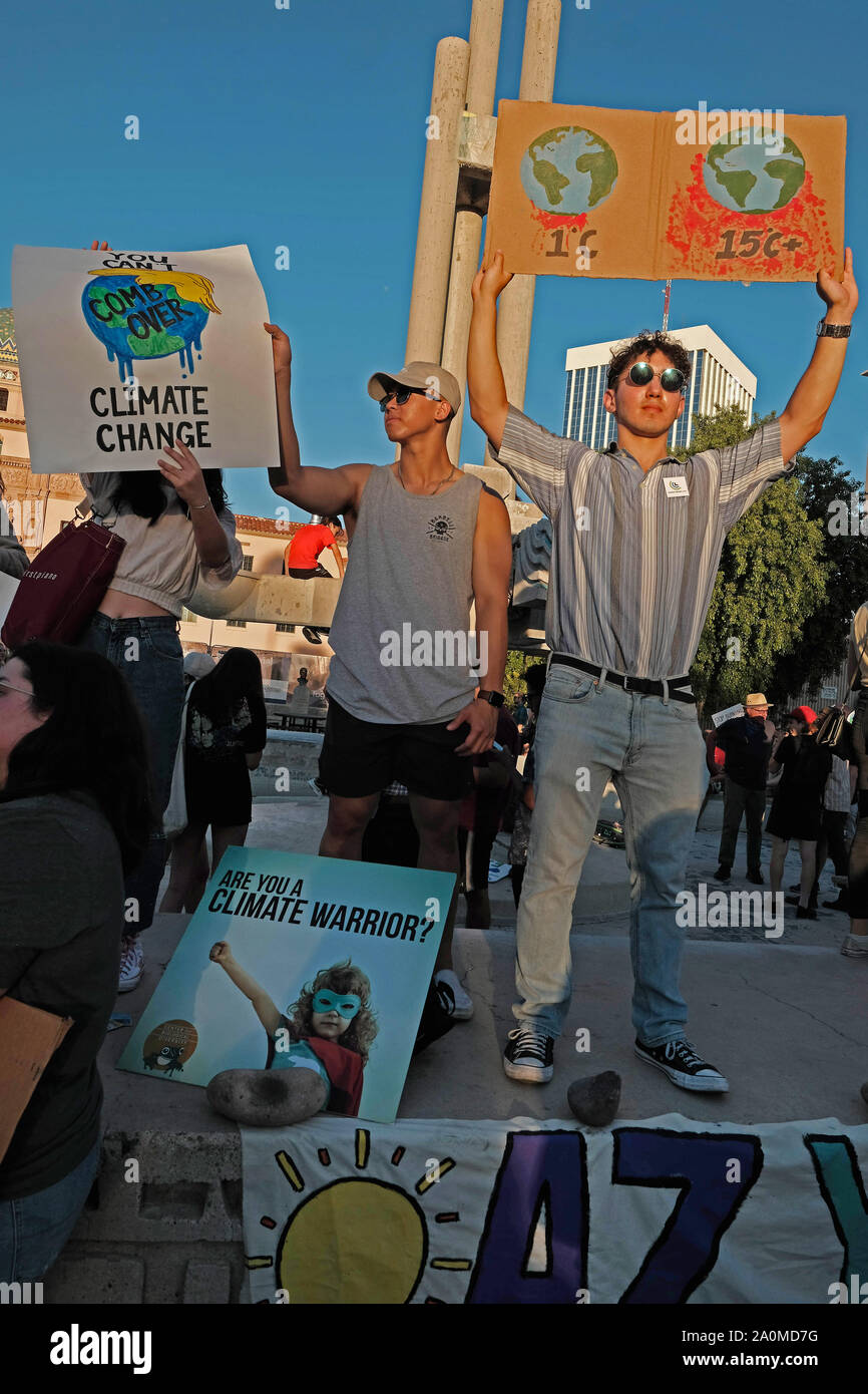 Tucson, Arizona, Stati Uniti. Xx Settembre, 2019. Gli studenti di scuole superiori e università di Tucson in Arizona partecipare al world wide clima sciopero di protesta. Questa è stata una chiamata internazionale di azione per affrontare il cambiamento climatico per esercitare pressione sui politici per proteggere l'ambiente. Un stimato miilion quattro persone hanno preso parte al clima mondiale protesta in città e paesi di tutto il mondo. Credito: Christopher Brown/ZUMA filo/Alamy Live News Foto Stock