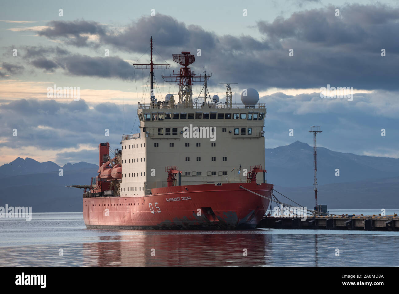 Ushuaia, Argentina - 27 Marzo 2019: la grande attività rompighiaccio Almirante Irizar di attesa per il carico da trasportare in Antartide. Foto Stock