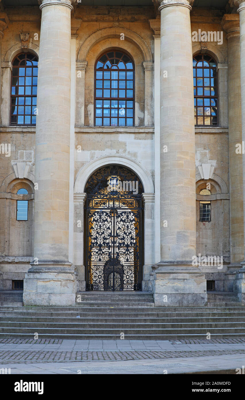 Cancello di ingresso al Clarendon Building su Broad Street Oxford che conduce al Sheldonian Theatre e la Libreria di Bodleian l'università motto sopra Foto Stock