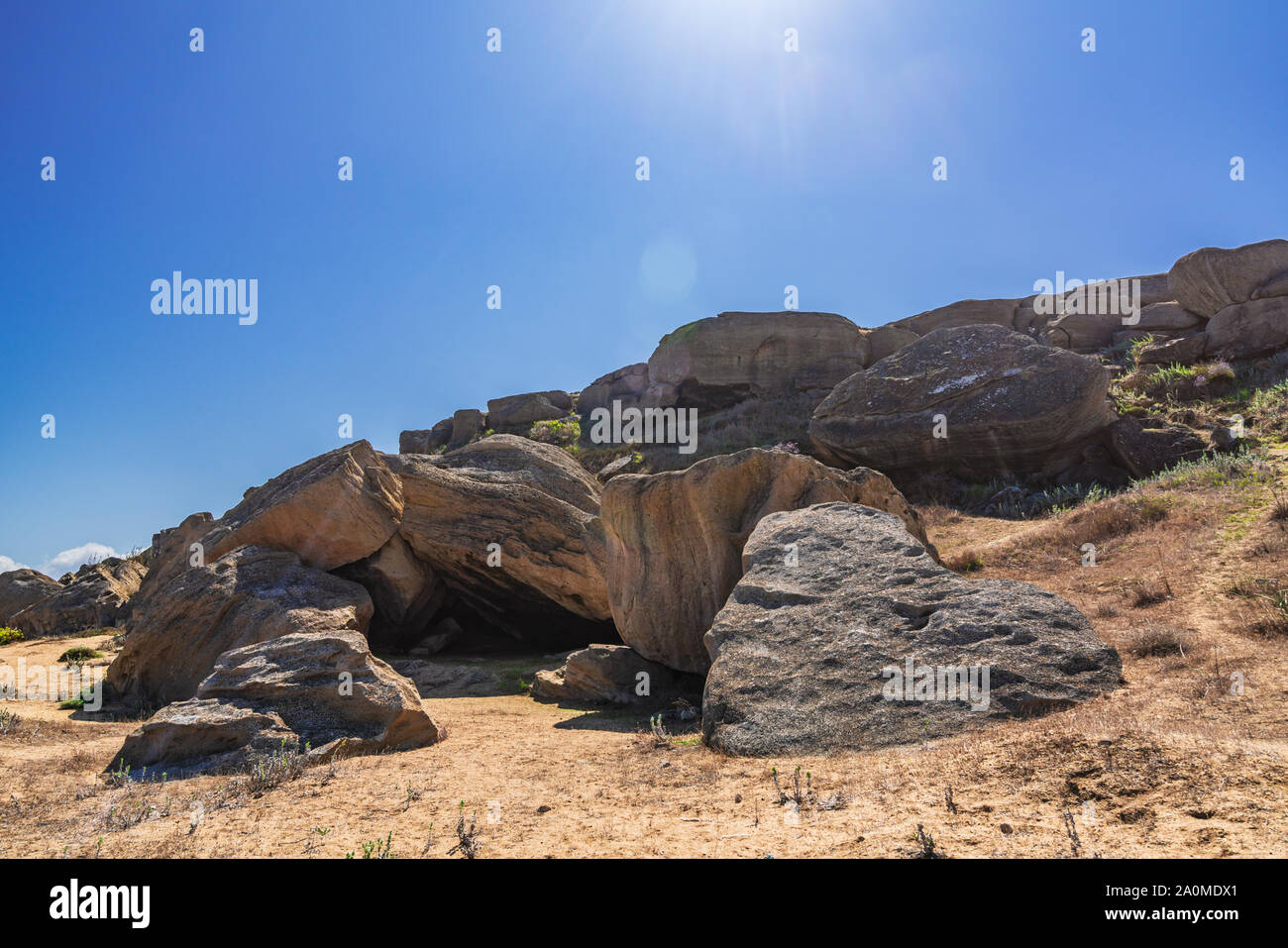 Frammenti di roccia formano una grotta Foto Stock