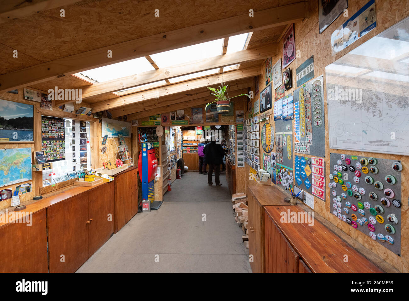 Ushuaia, Argentina - 28 Marzo 2019: all'interno del post office che si trova alla fine del mondo dove i turisti venuti a inviare lettere e timbro passaporti. Foto Stock