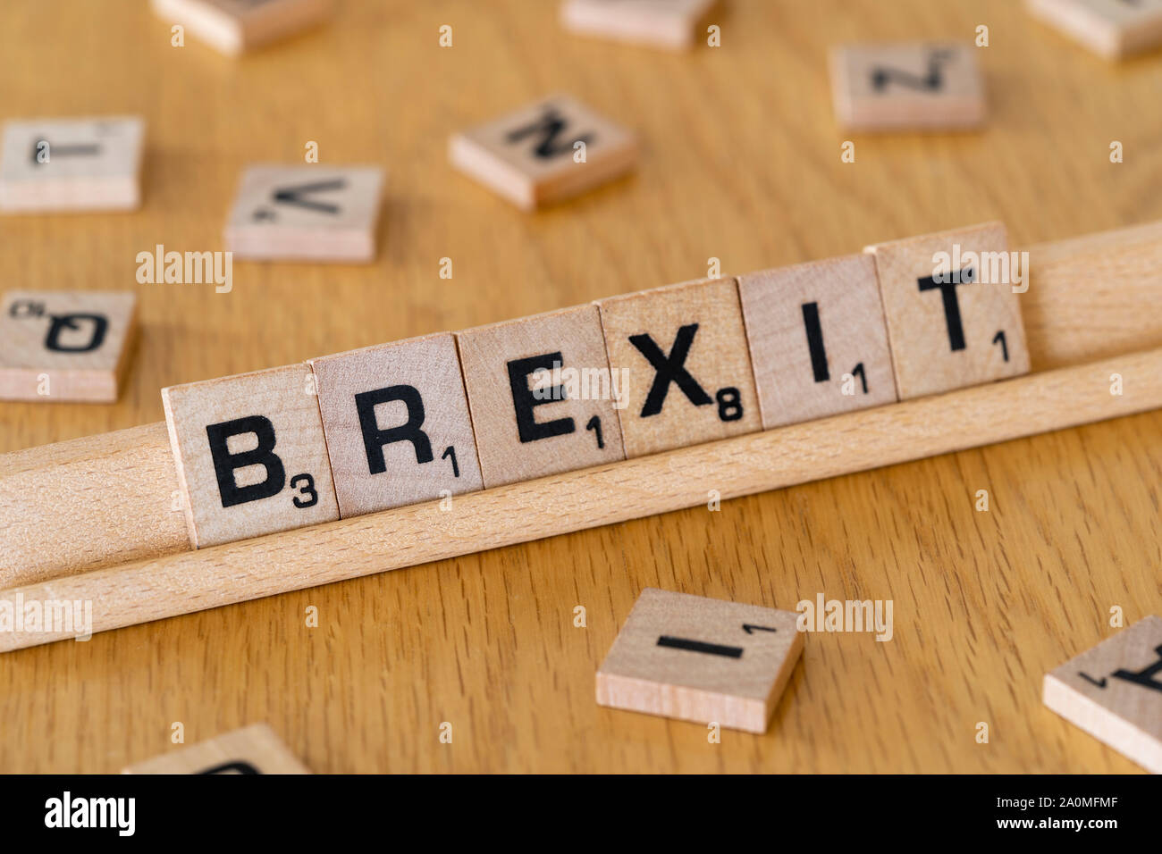 Scrabble in legno lettere su una cremagliera l'ortografia della parola Brexit Foto Stock