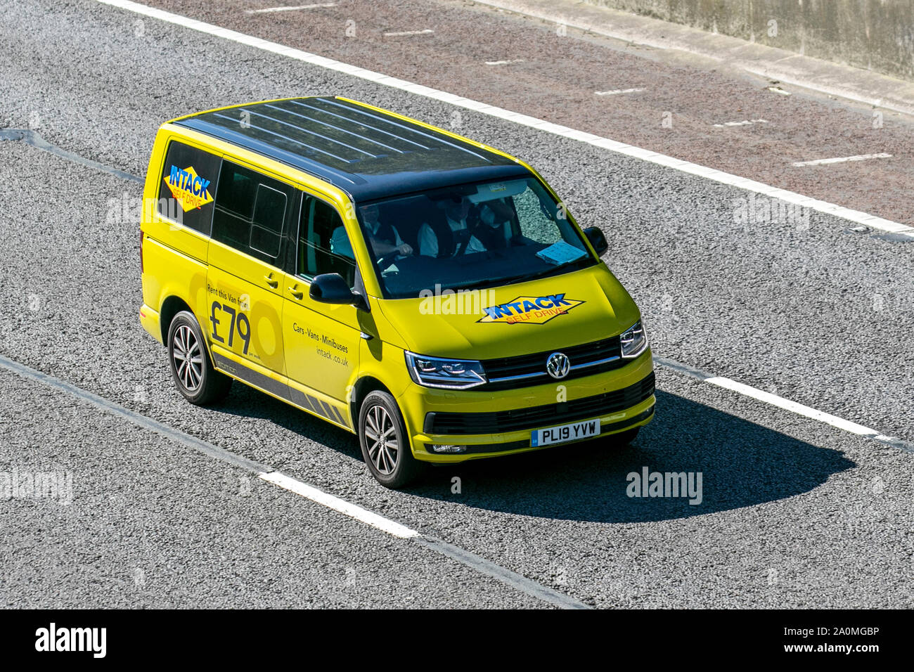 Noleggio furgone giallo NTACK. 2019 VW Volkswagen Transporter T30 ed TDI BM; UK traffico veicolare, trasporti, moderno, noleggio furgoni, Direzione sud sull'autostrada M6 a 3 corsie. Foto Stock