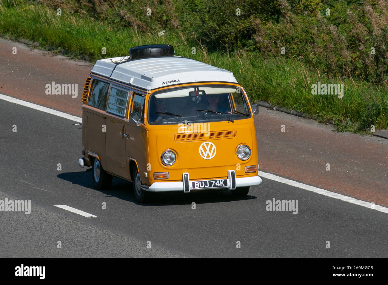 1972 anni '70 giallo Volkswagen Westfalia; Traffico veicolare del Regno Unito, trasporto, auto ricreative, tetto alto, tetti a scomparsa, pop top, caddy, Transporter, camper, kombi, combi, camper, camper, conversione automatica, Vee Dub, conversioni, microbus, autobus, camper, drop roof, Volkswagen motorhomes, auto Sleeper sud-bound sulla autostrada M6 a 3 corsie, Lancaster, Regno Unito Foto Stock