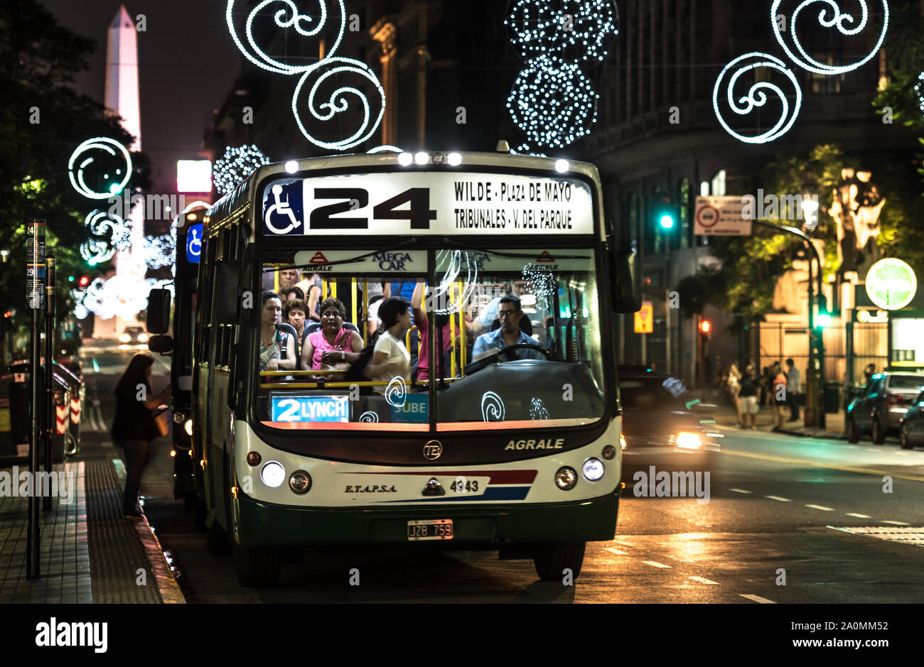 Buenos Aires, Argentina - 10 Gennaio 2016: Vita notturna nella città di Buenos Aires. Gli autobus sono i principali e più conveniente di trasporto. Foto Stock