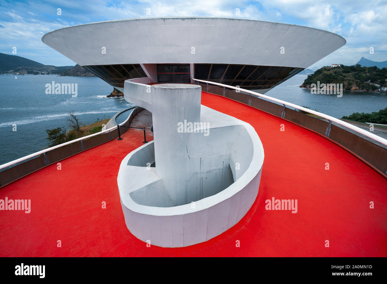 Rio de Janeiro, Brasile - 17 agosto 2013: vista esterna del museo di arte contemporanea di Oscar Niemeyer in Niteroi Foto Stock