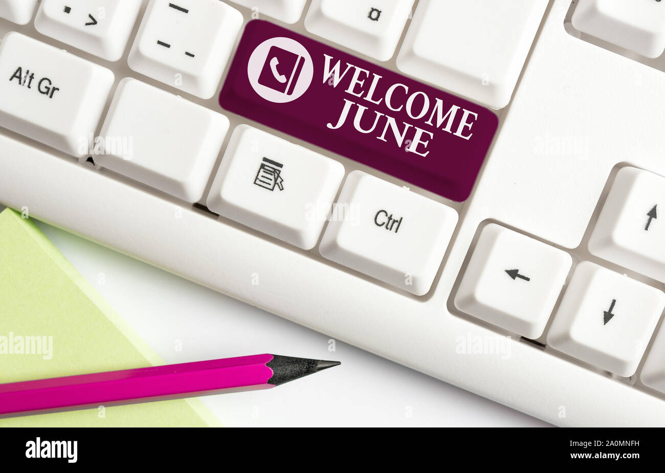 Parola di scrittura di testo Benvenuti giugno. Business photo presentazione calendario sesto mese secondo trimestre trenta giorni saluti White tastiera PC con nota vuota Foto Stock