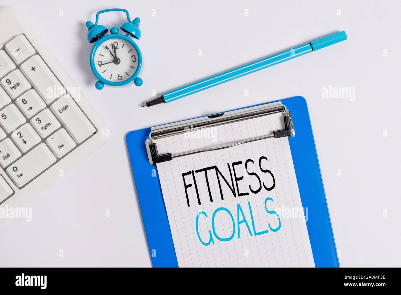 Conceptual la scrittura a mano che mostra i propri obiettivi di fitness. Concetto significato sciogligrasso costruire il muscolo che diventa più forte condizionamento laici piatto sopra la tabella con orologio pc Foto Stock