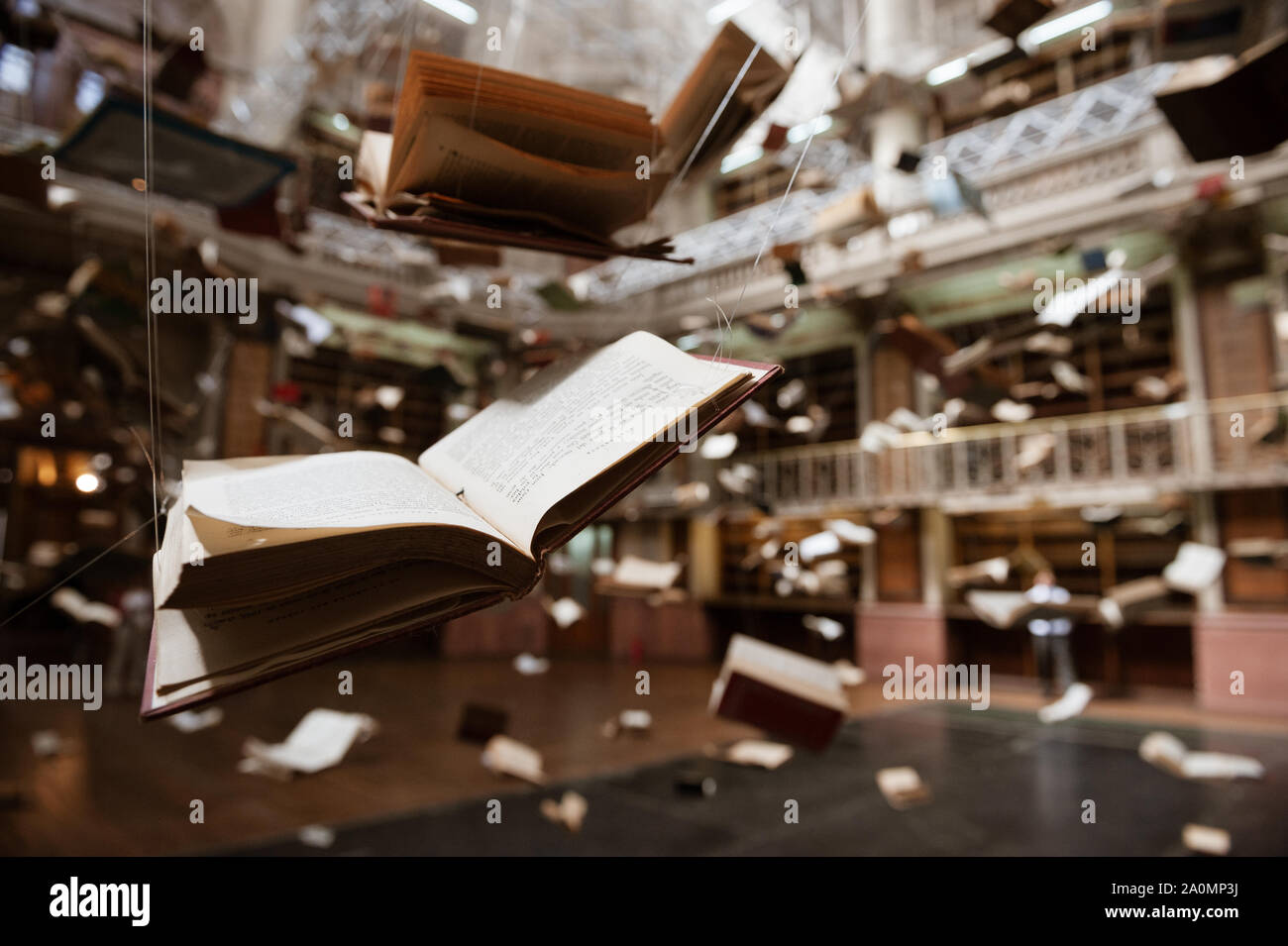 Buenos Aires, Argentina - 13 Ottobre 2012: Mostra di libri antichi nella lotteria nazionale edificio nella città di Buenos Aires. Foto Stock