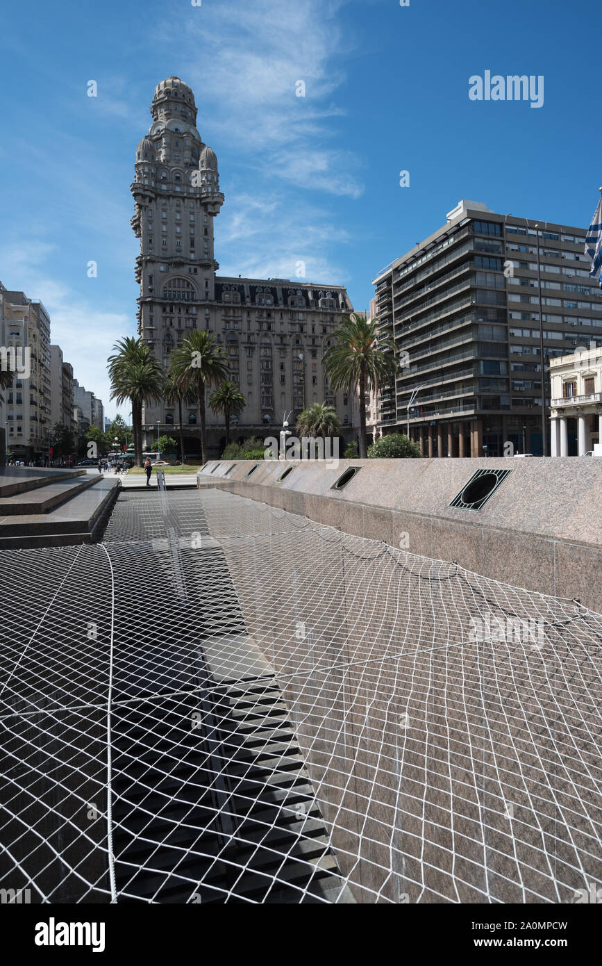 Montevideo, Uruguay - 3 Marzo 2016: Vista della piazza principale della città e un iconico Edificio del Sud America, il Palazzo Salvo Foto Stock