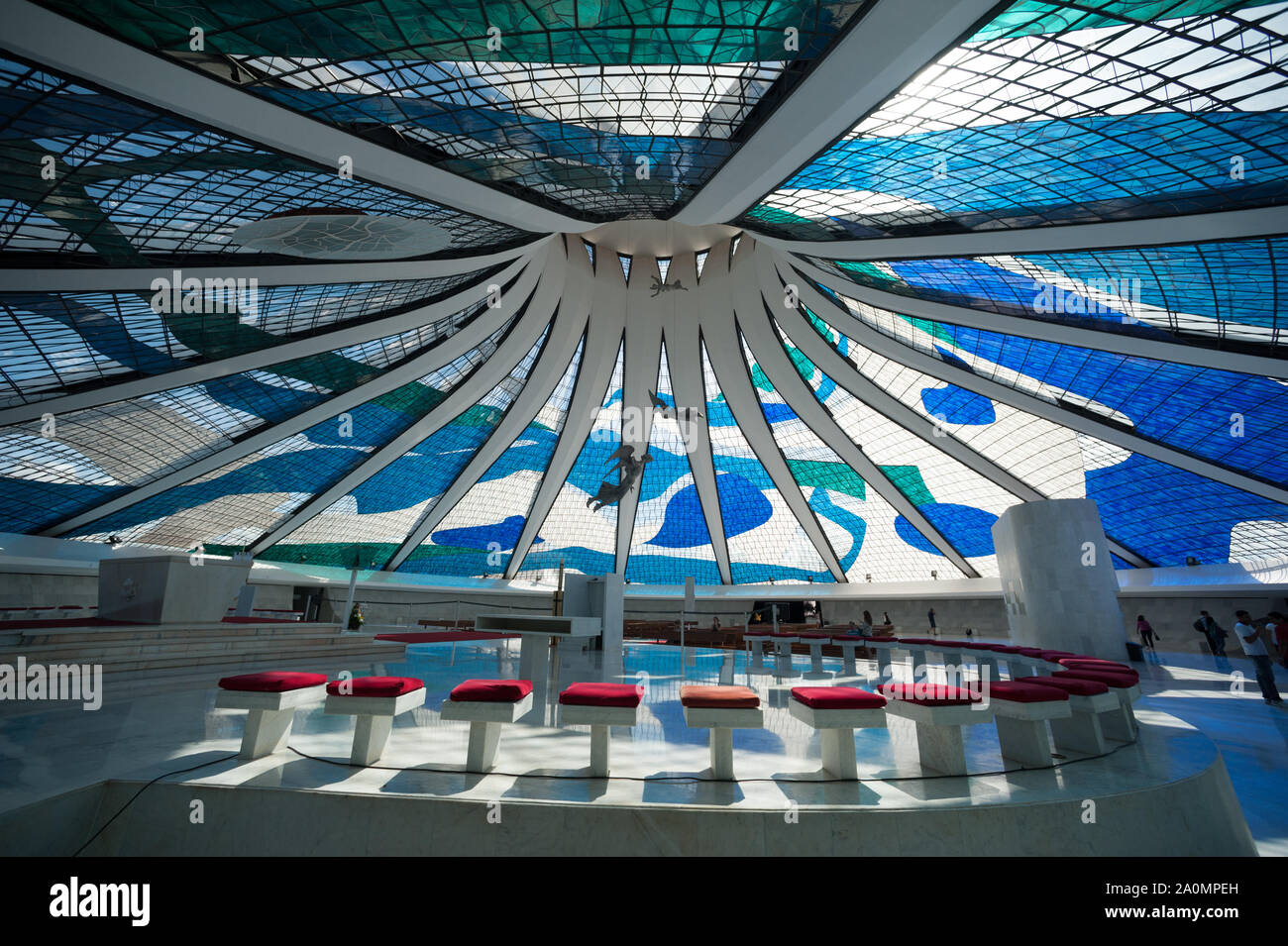 Brasilia, Brasile - 17 Maggio 2013: all interno della Chiesa e la Cattedrale di Brasilia ha reso da Oscar Niemeyer. Vista interna. Foto Stock