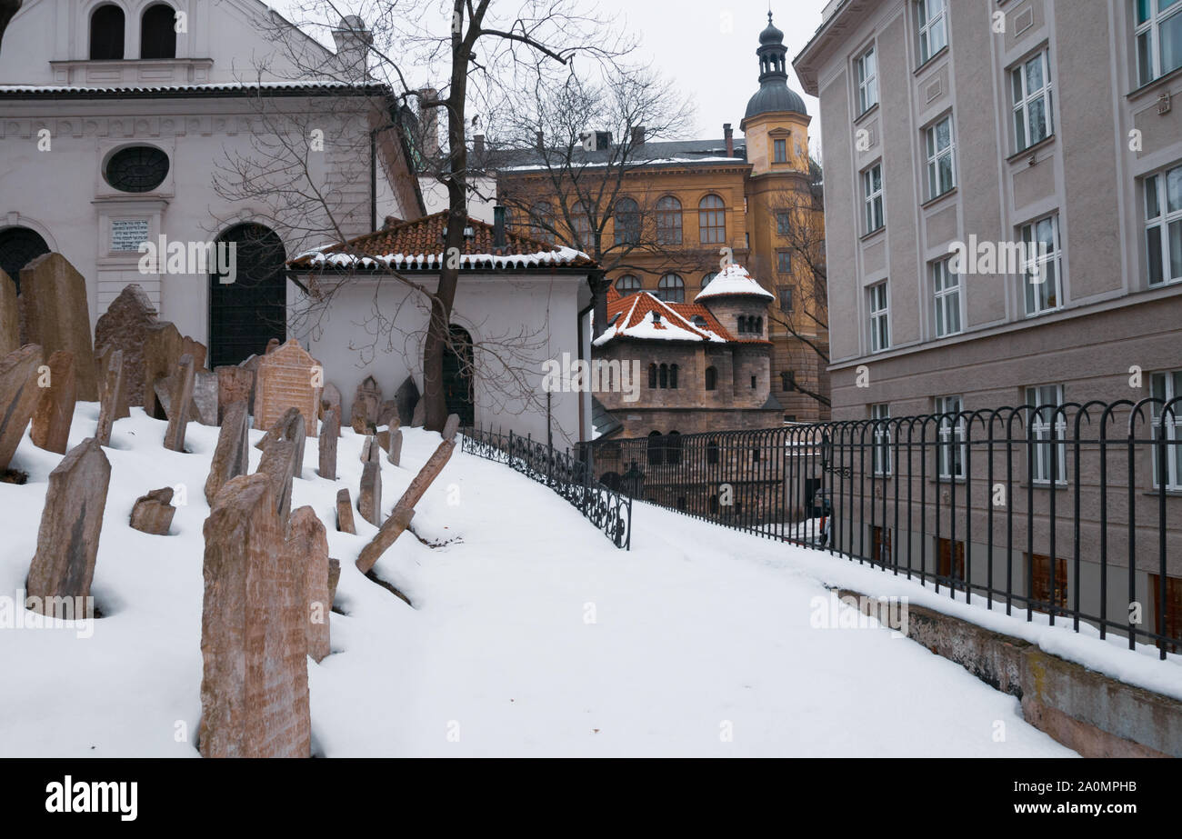 Praga, Repubblica Ceca - 21 Gennaio 2010: il vecchio cimitero Ebreo e cripte sotto la neve. Foto Stock