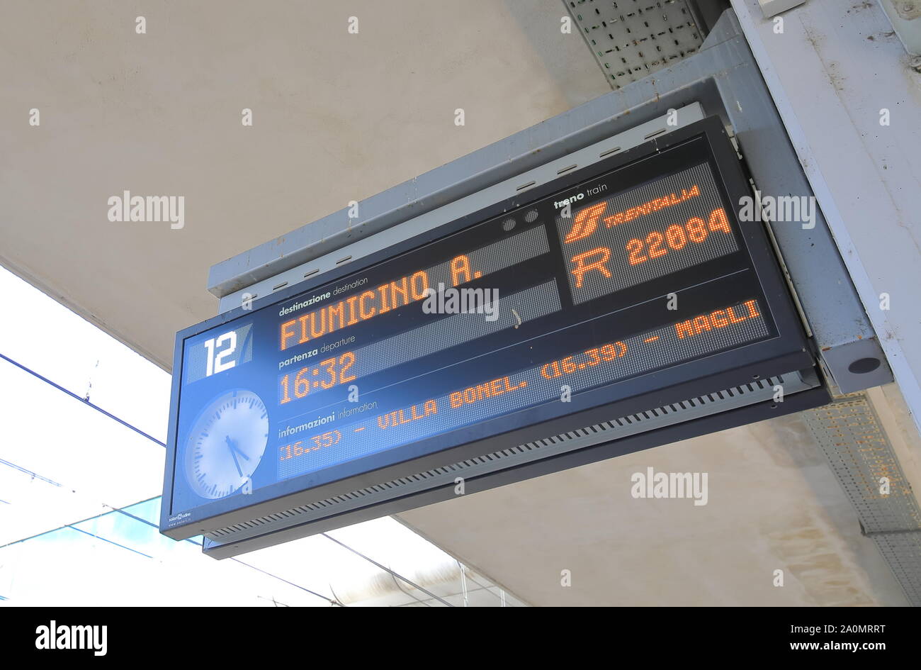 Treno per Roma Fiumicino aeroporto display arrivo a Roma Ostiense stazione ferroviaria Roma Italia Foto Stock