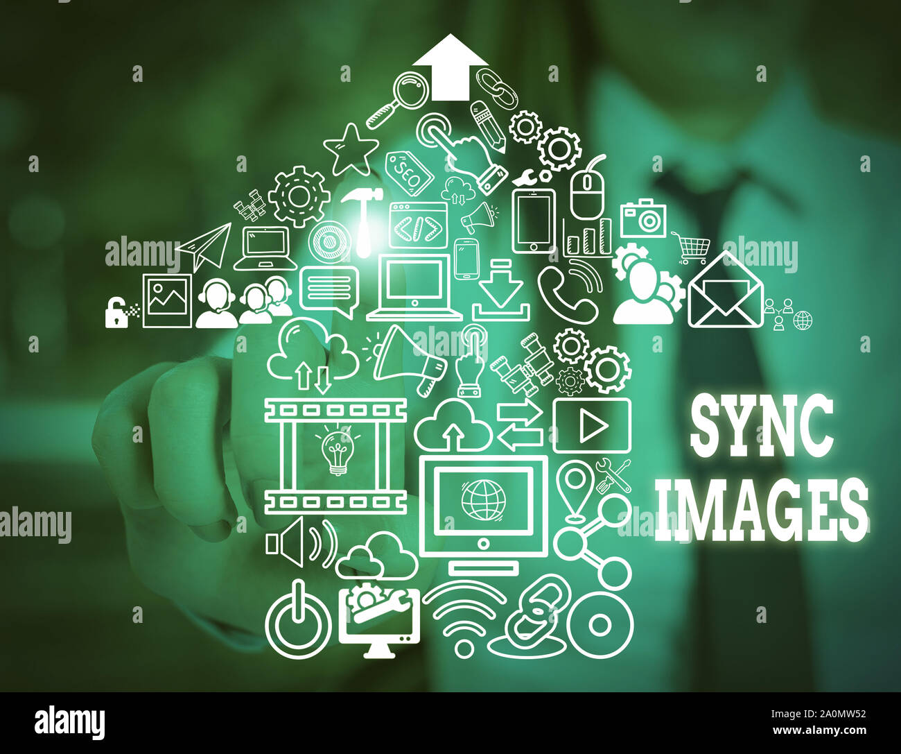 Scrittura testo scrittura di sincronizzare le immagini. Foto concettuale rendendo le foto identiche in tutti i dispositivi accessibili ovunque donna formale indossare tuta di lavoro presenti Foto Stock