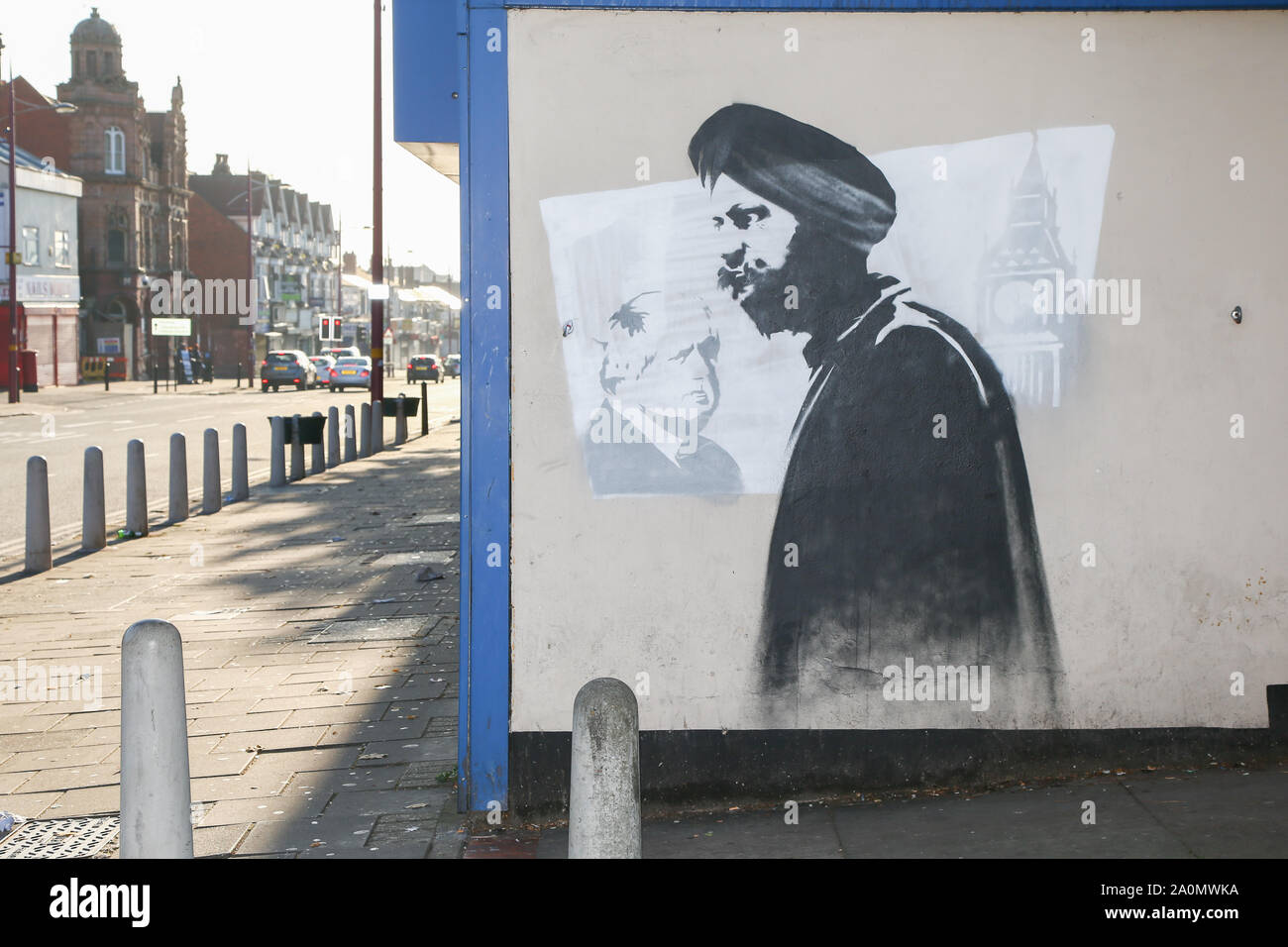 Tanmanjeet Singh Dhesi appare in una strada graffiti murale, Soho Road, Handsworth, Birmingham, Regno Unito. Il dipinto raffigura l alterco Tan Dhesi aveva con PM Boris Johnson Sett 2019 in House of Commons Foto Stock