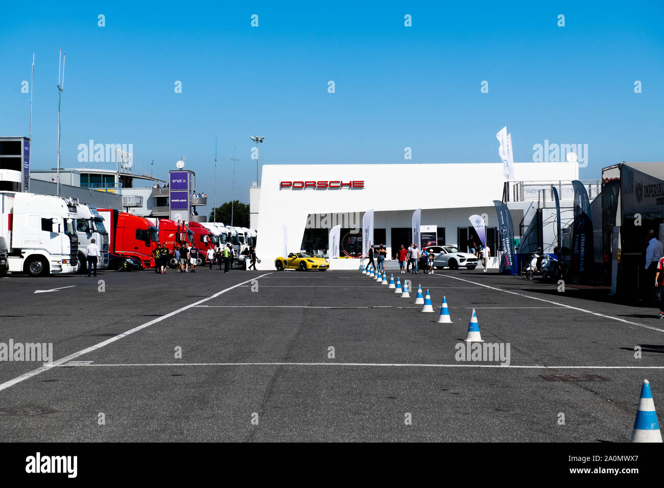 Circuito di Vallelunga, in Italia il 14 settembre 2019. Ripresa a tutto campo della Porsche auto pavillion con persone in auto racing paddock del circuito di giorno e cielo chiaro Foto Stock