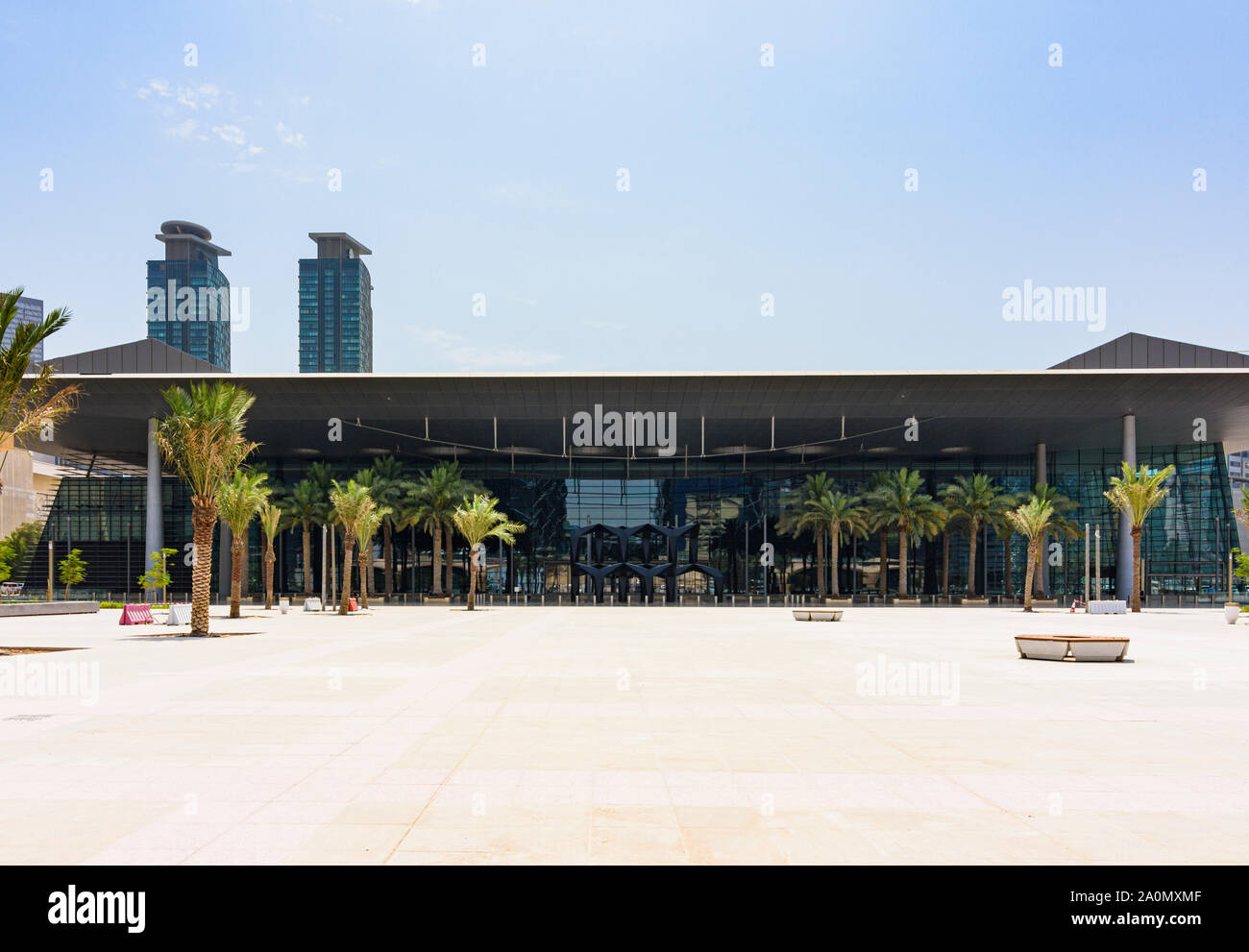 Viste sul cortile del Doha Exhibition and Convention Center noto come DECC, Doha, Qatar Foto Stock