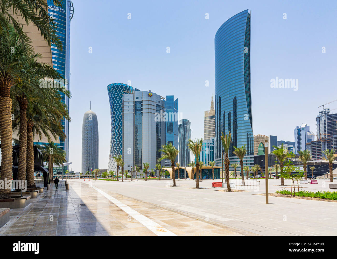 Vista sul piazzale del Doha Exhibition and Convention Centre guardando verso i grattacieli di West Bay Area, Doha, Qatar Foto Stock