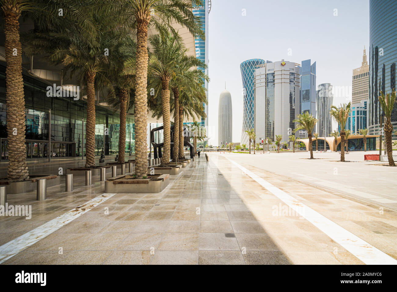 Viste sul cortile del Doha Exhibition and Convention Centre guardando verso i grattacieli di West Bay Area, Doha, Qatar Foto Stock