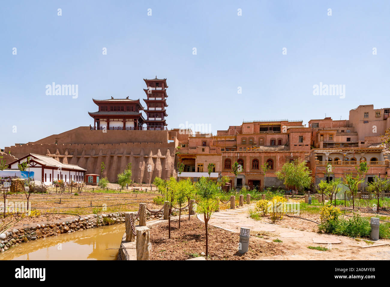 Kashgar rinnovato città vecchia architettura cinese Pagoda Padiglione con vista sul parco su una soleggiata cielo blu giorno Foto Stock