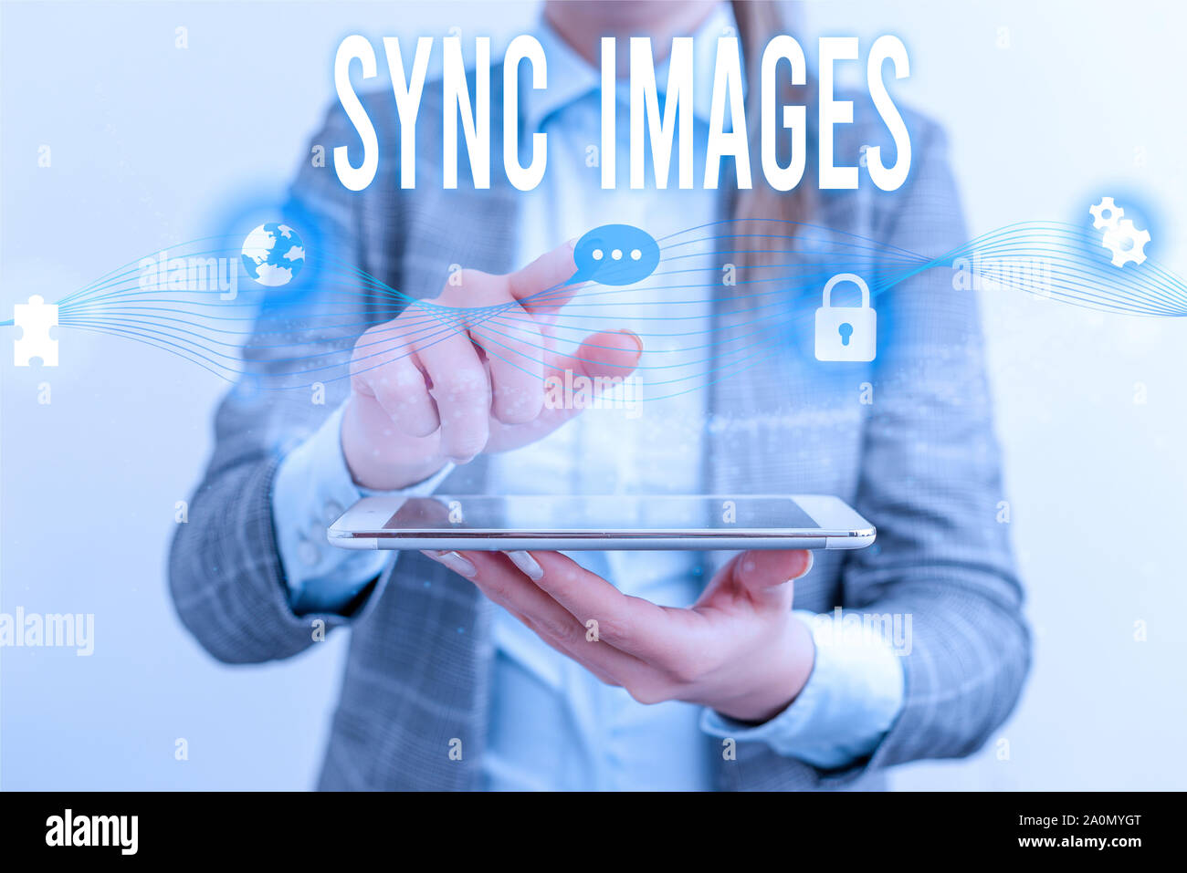 Testo della scrittura sincronizzare le immagini. Foto concettuale rendendo le foto identiche in tutti i dispositivi accessibili ovunque femmina usura umana formale di tuta di lavoro presentin Foto Stock